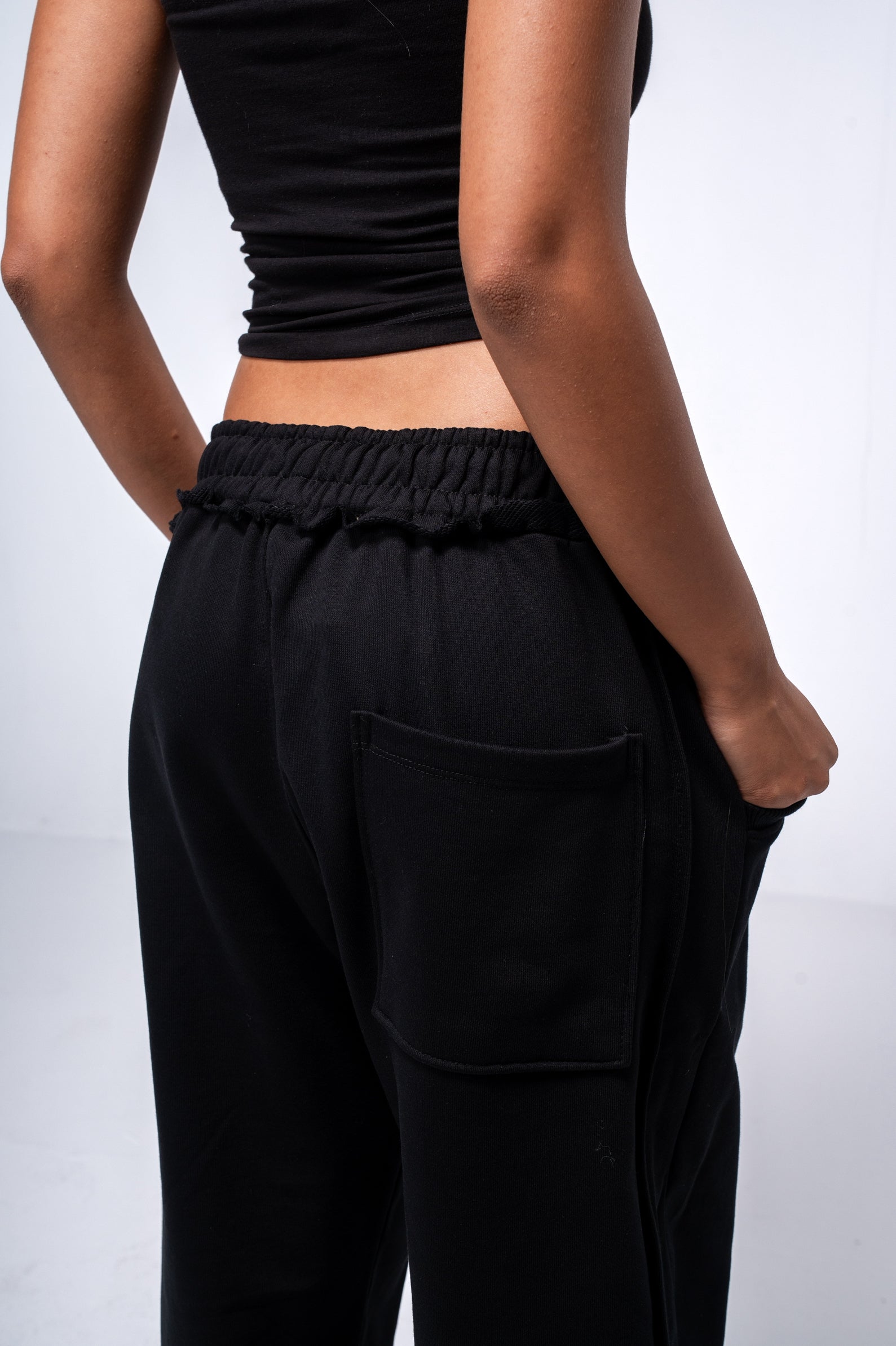 BLACK SWEATPANTS
